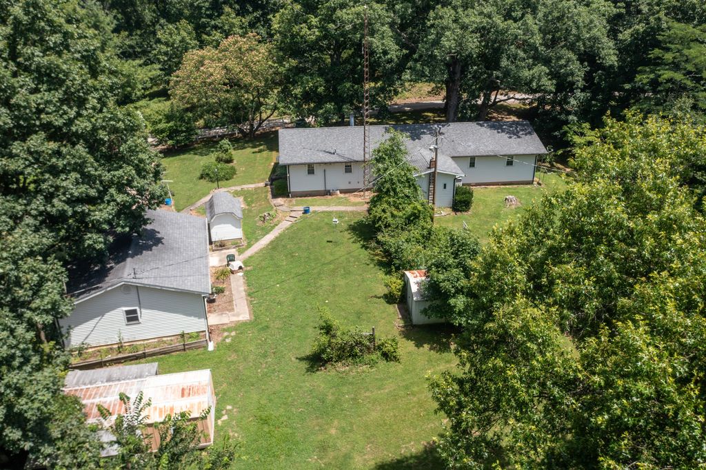 Image 12 of property listing at 19503 N Moonbeam Lane, Mt Vernon, IL 62864