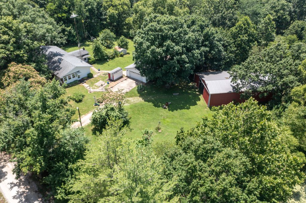 Image 13 of property listing at 19503 N Moonbeam Lane, Mt Vernon, IL 62864