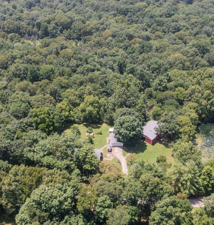 Image 15 of property listing at 19503 N Moonbeam Lane, Mt Vernon, IL 62864