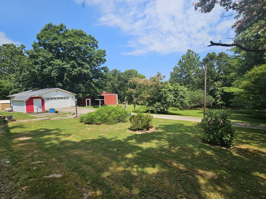 Image 17 of property listing at 19503 N Moonbeam Lane, Mt Vernon, IL 62864