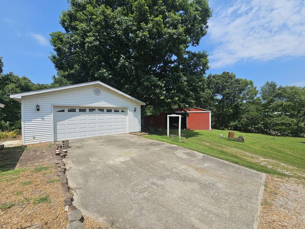 Image 20 of property listing at 19503 N Moonbeam Lane, Mt Vernon, IL 62864