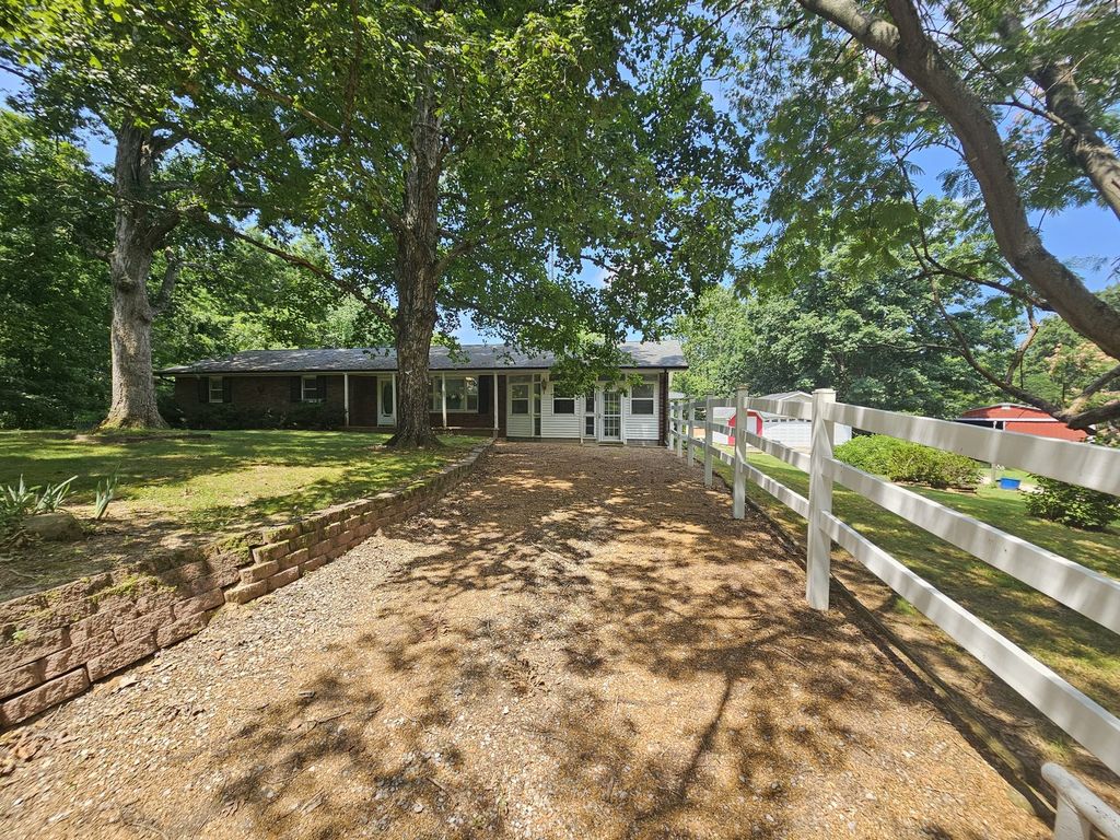 Image 3 of property listing at 19503 N Moonbeam Lane, Mt Vernon, IL 62864