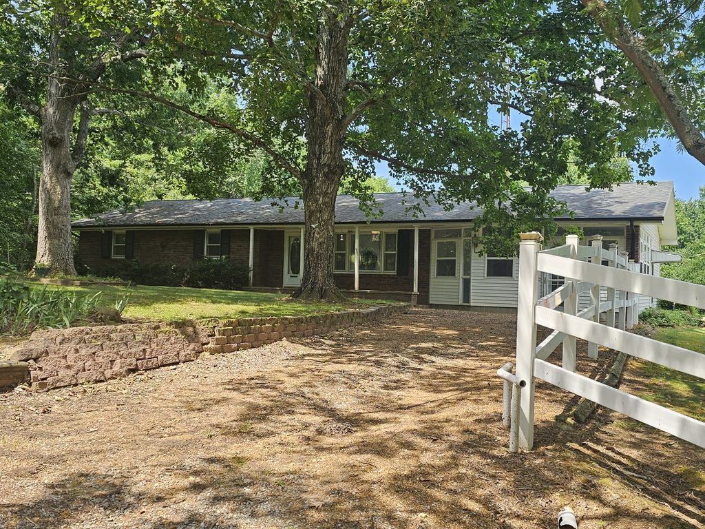 Image 5 of property listing at 19503 N Moonbeam Lane, Mt Vernon, IL 62864