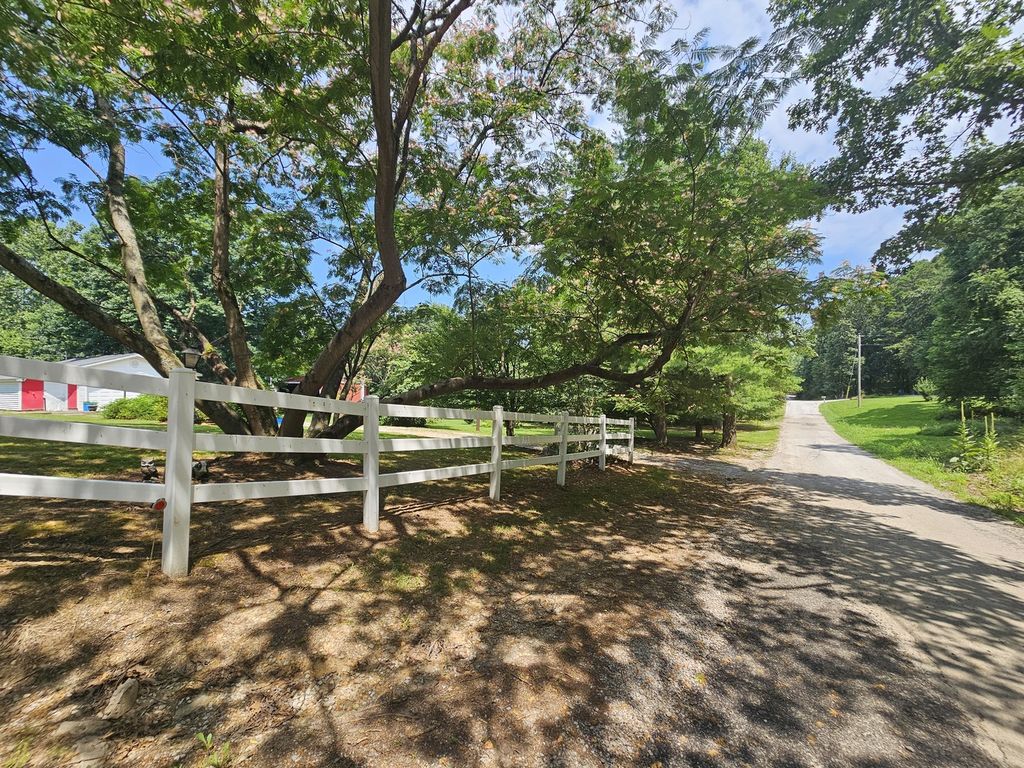 Image 6 of property listing at 19503 N Moonbeam Lane, Mt Vernon, IL 62864