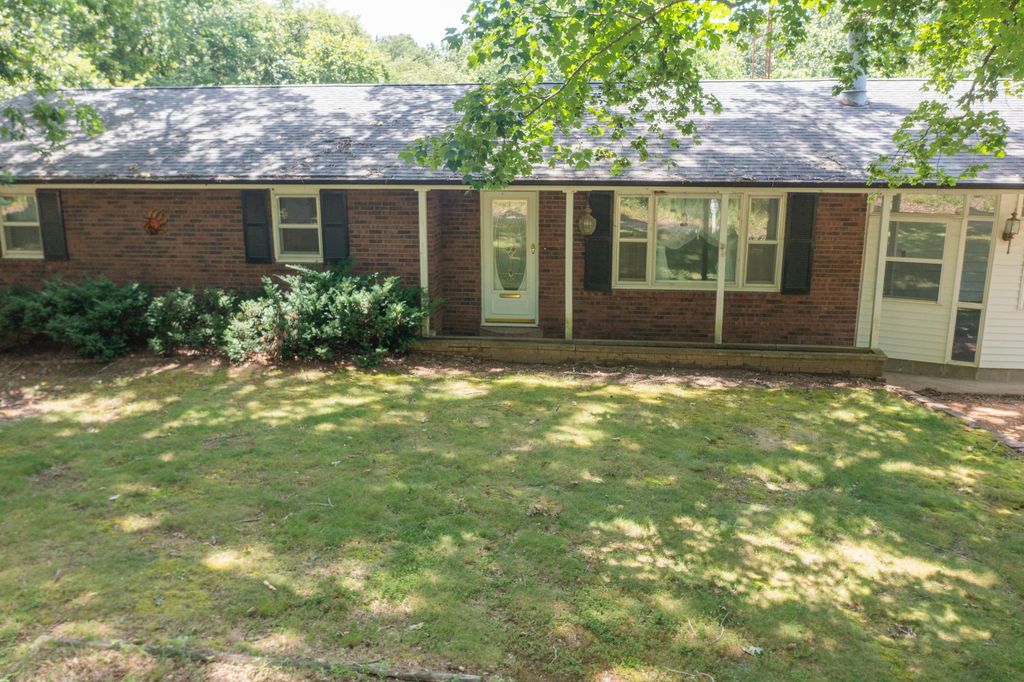 Image 7 of property listing at 19503 N Moonbeam Lane, Mt Vernon, IL 62864