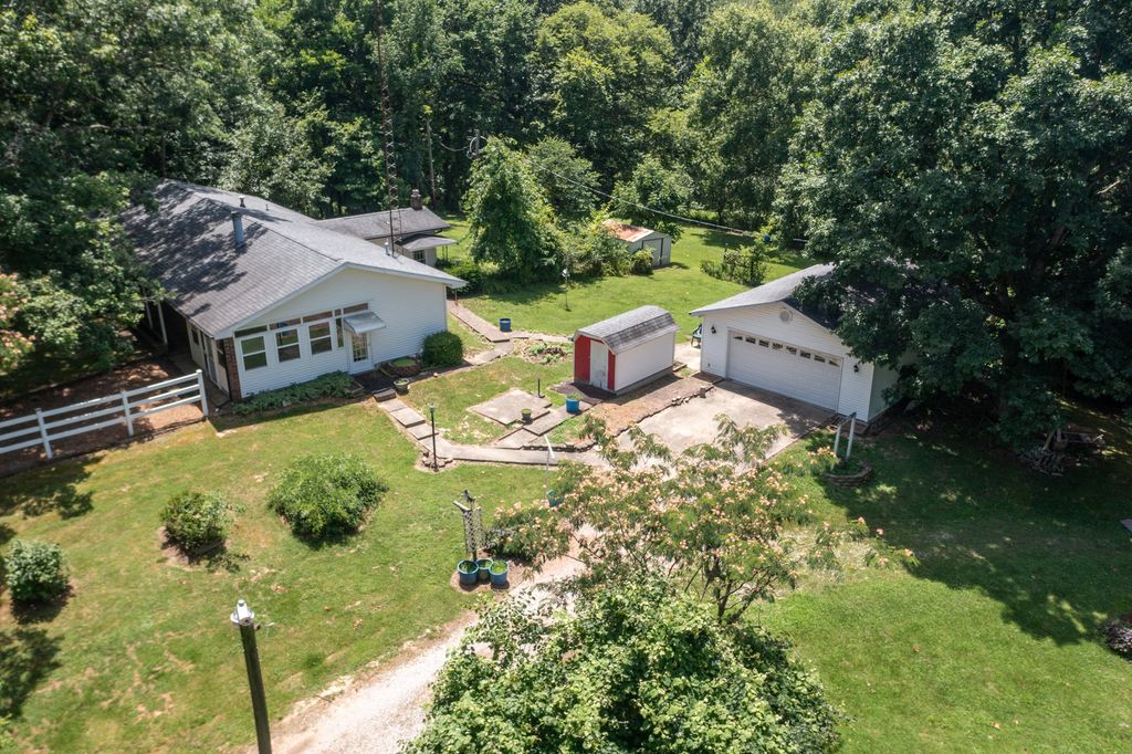 Image 8 of property listing at 19503 N Moonbeam Lane, Mt Vernon, IL 62864