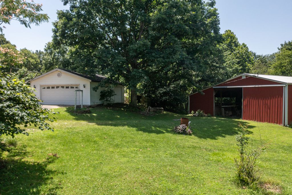 Image 10 of property listing at 19503 N Moonbeam Lane, Mt Vernon, IL 62864