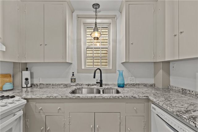 11 Cross Street, Newport, RI 02840