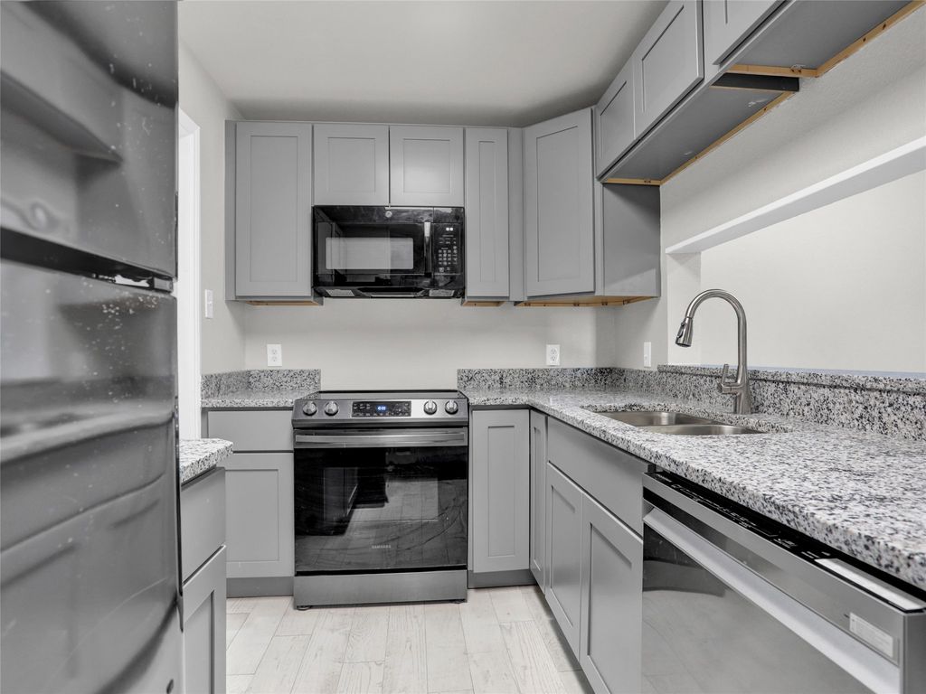 1601 Marsh Lane 200B, Carrollton, TX 75006