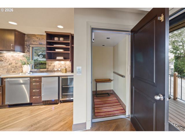 1592 VIEW LAKE Ct, Lake Oswego, OR 97034