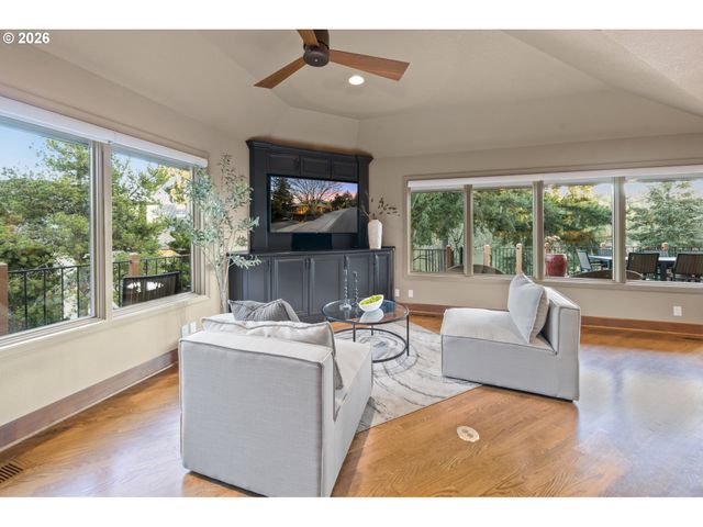 1592 VIEW LAKE Ct, Lake Oswego, OR 97034