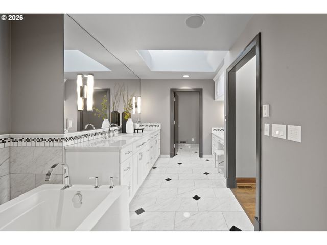 1592 VIEW LAKE Ct, Lake Oswego, OR 97034