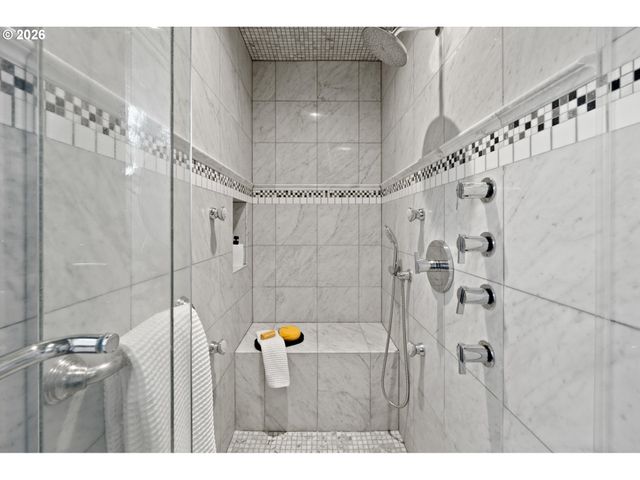 1592 VIEW LAKE Ct, Lake Oswego, OR 97034