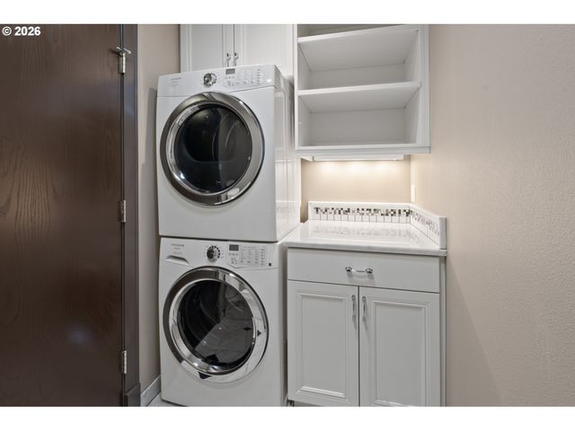 1592 VIEW LAKE Ct, Lake Oswego, OR 97034