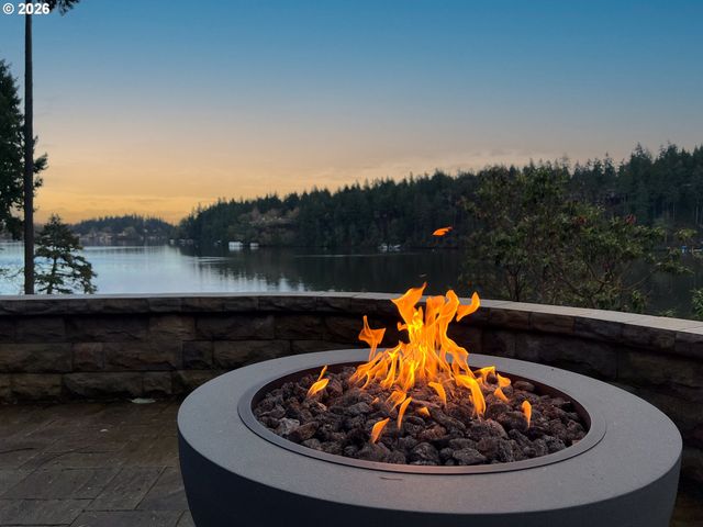 1592 VIEW LAKE Ct, Lake Oswego, OR 97034