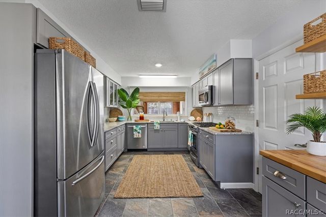 6 Nancy Parkway, Yankeetown, FL 34498