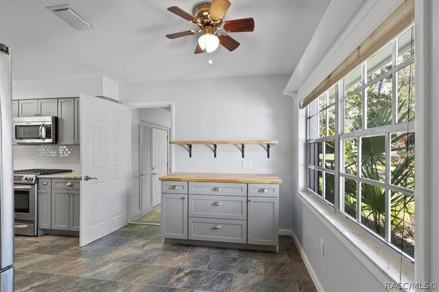 6 Nancy Parkway, Yankeetown, FL 34498