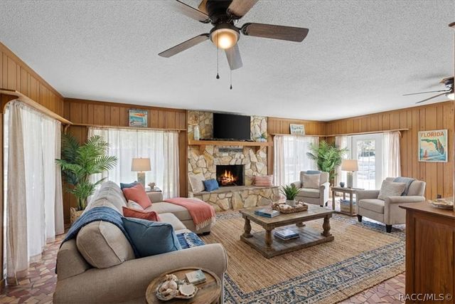 6 Nancy Parkway, Yankeetown, FL 34498