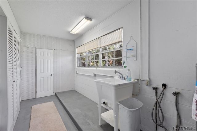 6 Nancy Parkway, Yankeetown, FL 34498