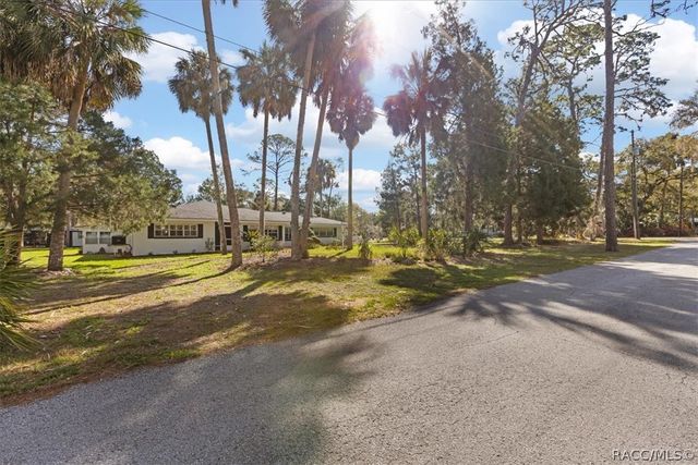 6 Nancy Parkway, Yankeetown, FL 34498