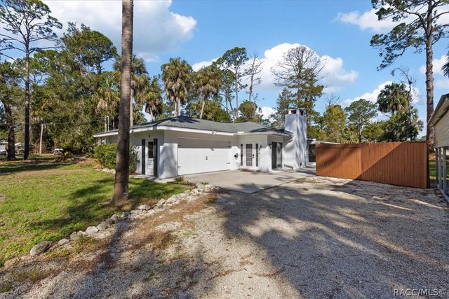 6 Nancy Parkway, Yankeetown, FL 34498