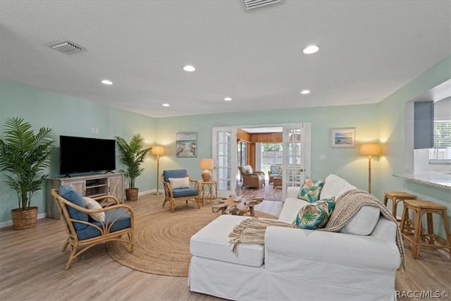 6 Nancy Parkway, Yankeetown, FL 34498