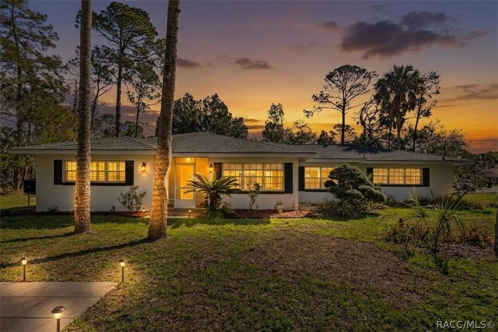 6 Nancy Parkway, Yankeetown, FL 34498