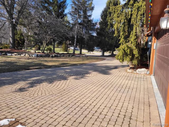 5549 Perrytown Drive, West Bloomfield, MI 48322