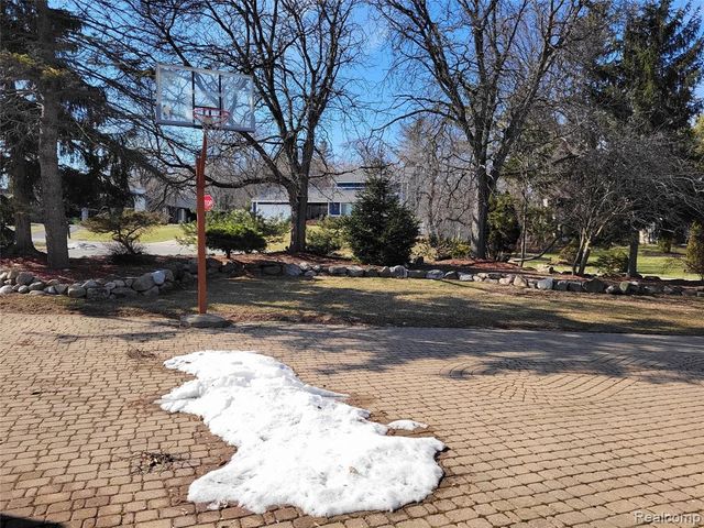 5549 Perrytown Drive, West Bloomfield, MI 48322