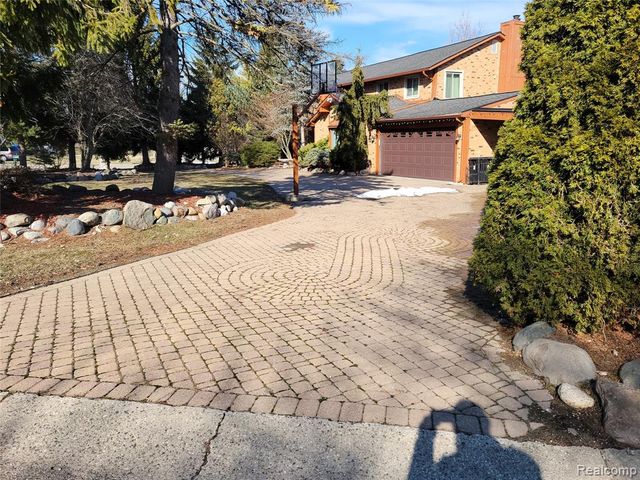 5549 Perrytown Drive, West Bloomfield, MI 48322