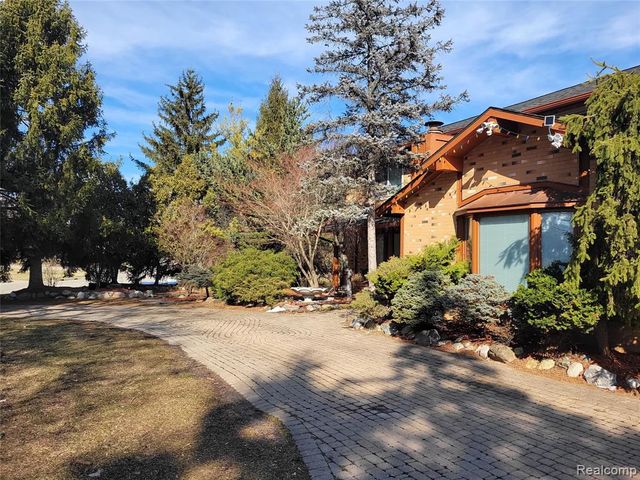 5549 Perrytown Drive, West Bloomfield, MI 48322