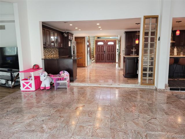 5549 Perrytown Drive, West Bloomfield, MI 48322