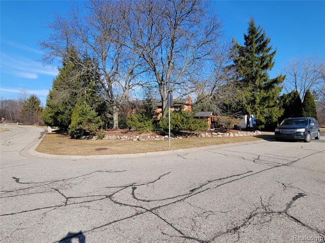 5549 Perrytown Drive, West Bloomfield, MI 48322