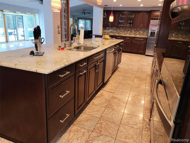 5549 Perrytown Drive, West Bloomfield, MI 48322