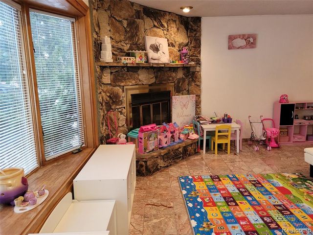 5549 Perrytown Drive, West Bloomfield, MI 48322