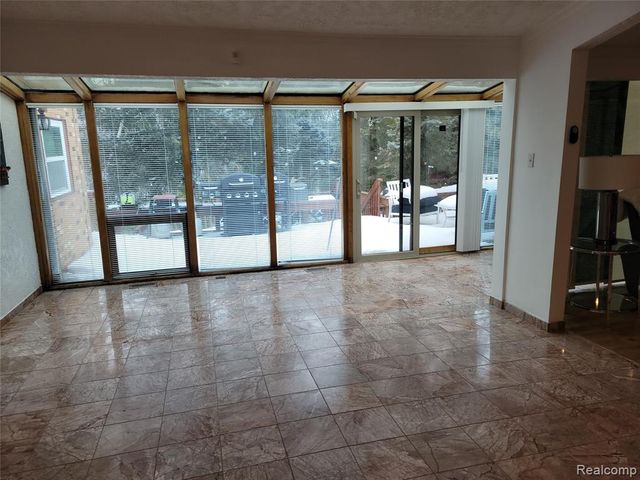 5549 Perrytown Drive, West Bloomfield, MI 48322