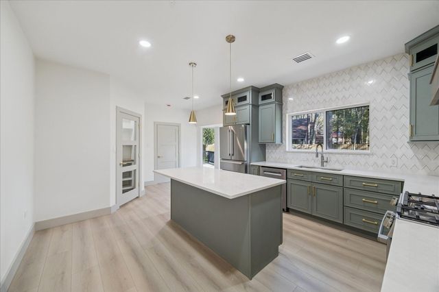 2306 Mill Lake Drive, Kingwood, TX 77339