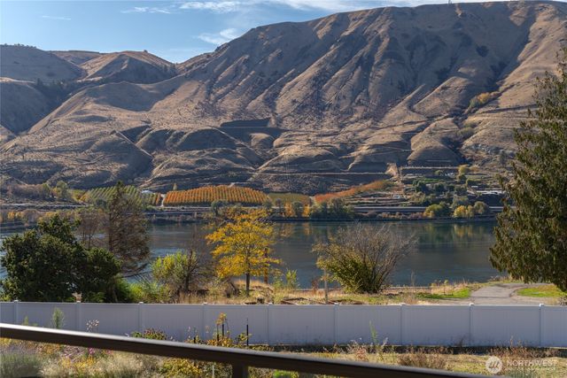 972 Highline Drive, East Wenatchee, WA 98802