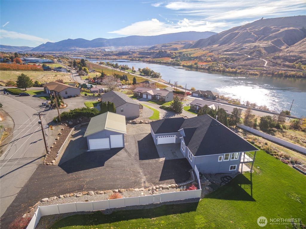 972 Highline Drive, East Wenatchee, WA 98802