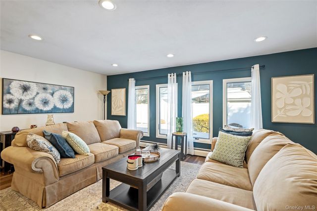 18 Bridle Lane, Hicksville, NY 11801