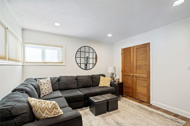 18 Bridle Lane, Hicksville, NY 11801