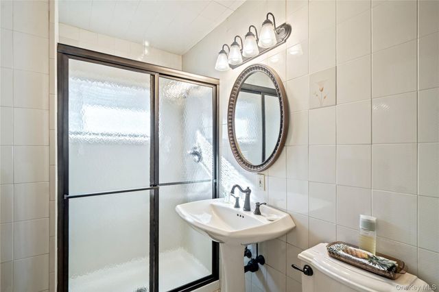 18 Bridle Lane, Hicksville, NY 11801