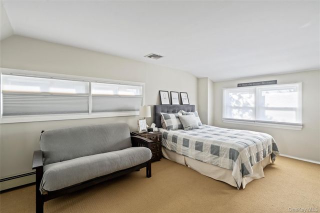 18 Bridle Lane, Hicksville, NY 11801