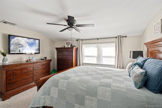 18 Bridle Lane, Hicksville, NY 11801