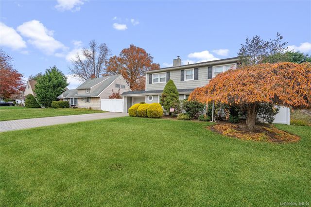 18 Bridle Lane, Hicksville, NY 11801