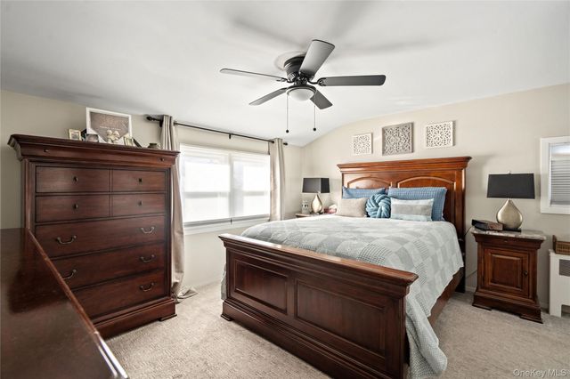 18 Bridle Lane, Hicksville, NY 11801