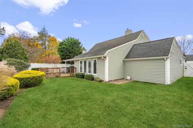 18 Bridle Lane, Hicksville, NY 11801