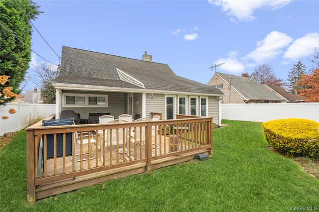 18 Bridle Lane, Hicksville, NY 11801