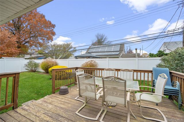 18 Bridle Lane, Hicksville, NY 11801