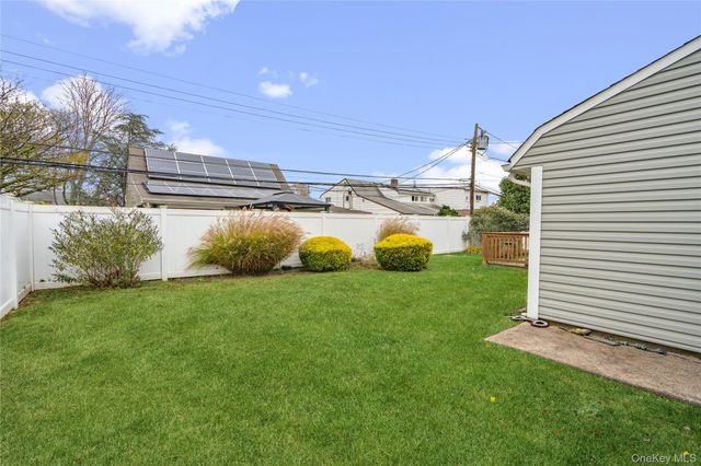 18 Bridle Lane, Hicksville, NY 11801